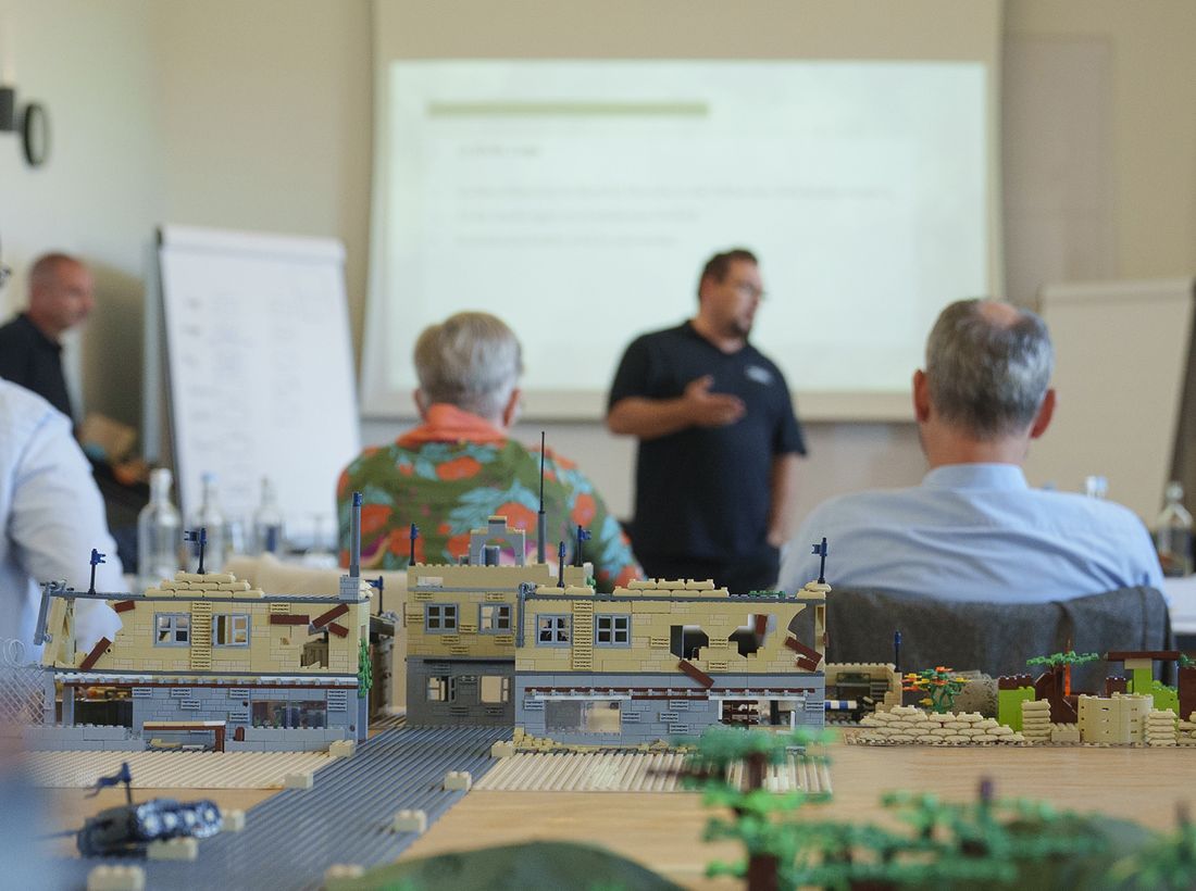 Danny Herzog-Braune erklärt der Seminargruppe die Lage, im Vordergrund das Geländemodell aus Bausteinen