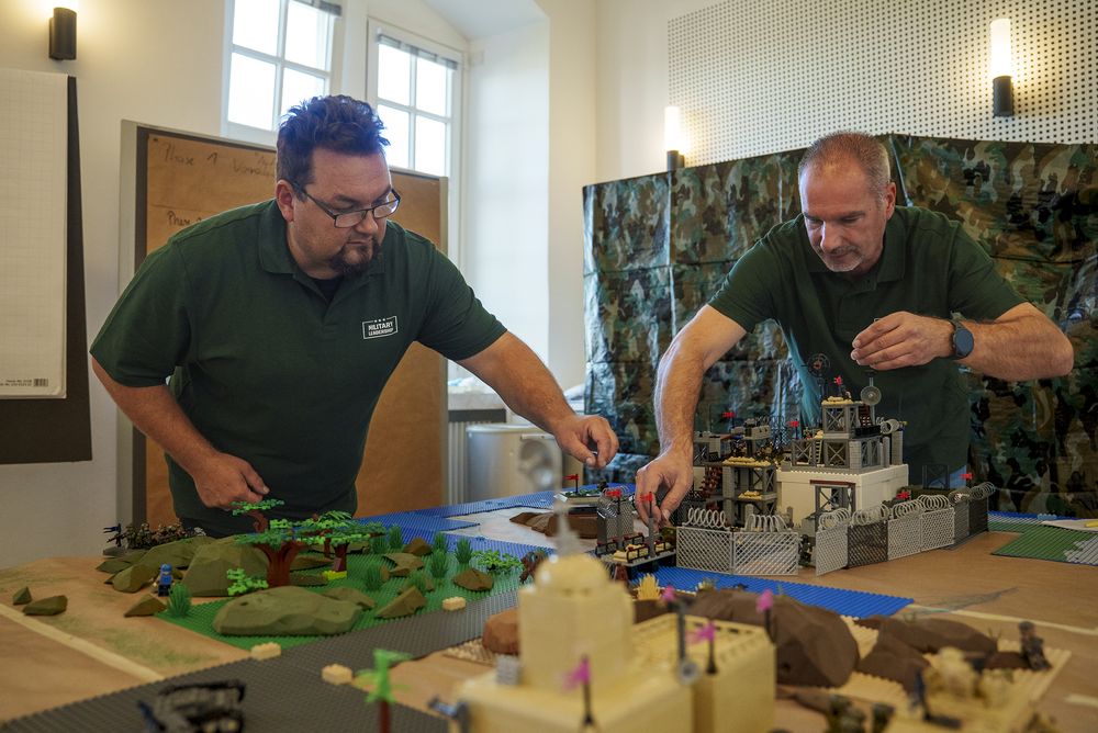 Danny Herzog-Braune und Thomas Tetzlaff bauen das Gelände für das Planspiel auf